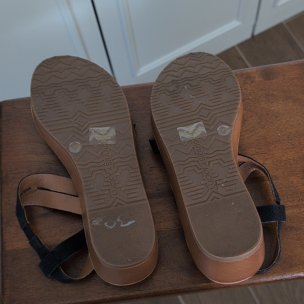 Lucky Brand Black Strappy Sandals with Tan Footbed Size 8.5 - Picture 8 of 8